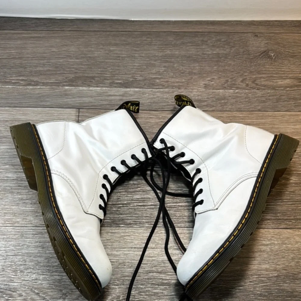 Dr Martens  White Leather Lace-Up Boots woman’s size 7 (s36)